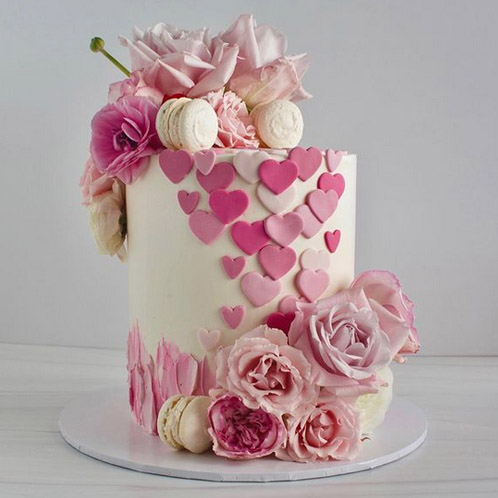 White and pink flower cake